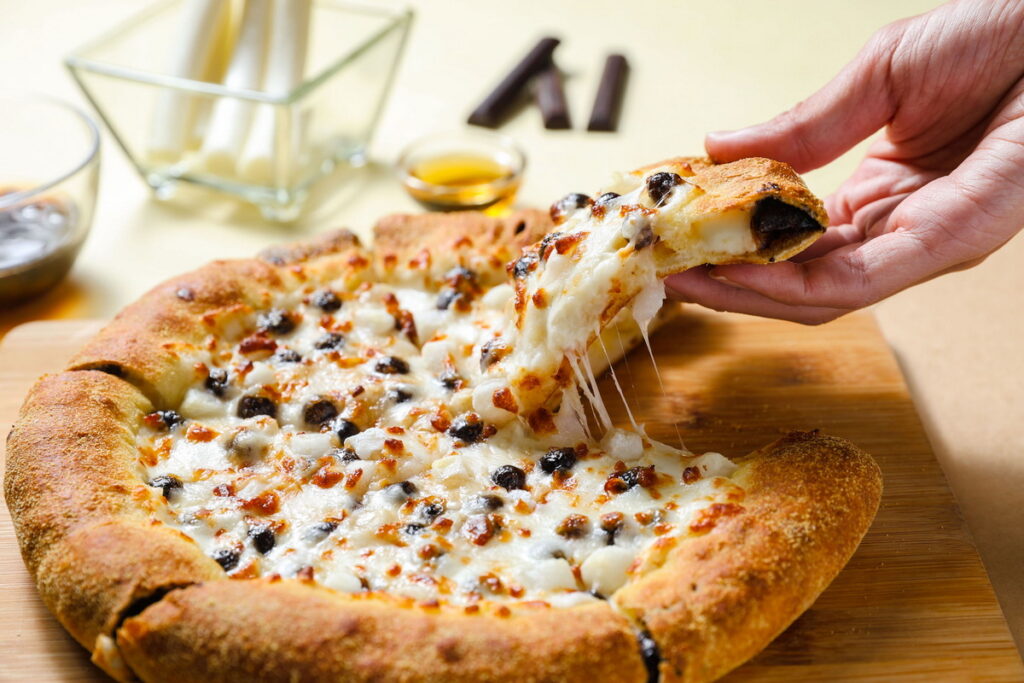 2019年攻佔各大版面的達美樂黑糖珍珠披薩，2023年升級版直接加入「巧克力滋心餅皮」讓它甜甜重磅回歸